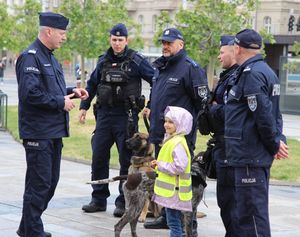 dzieci i policjanci znajdują się na płycie przed dworcem kolejowym i korzystają z atrakcji przygotowanych przez policjantów z dolnego śląska