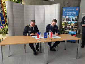Na zdjęciu widać podpisujących porozumienie nadinspektora Dariusza Wesołowskiego i przedstawiciela czeskiej komendy wojewódzkiej