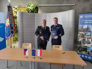 Na zdjęciu widać nadinspektora Dariusza Wesołowskiego i przedstawiciela czeskiej komendy wojewódzkiej