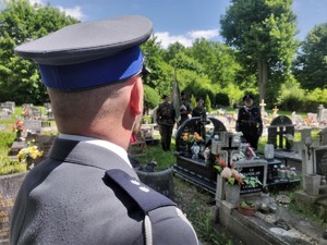 Zdjęcia przedstawiają policjantów oraz inne osoby biorące udział w uroczystościach przy grobie przedwojennego policjanta