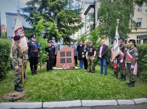 Zdjęcia przedstawiają policjantów oraz inne osoby biorące udział w uroczystościach przy grobie przedwojennego policjanta