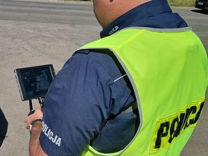 policjanci obsługujacy drona