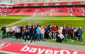 Uczestnicy seminarium na stadionie drużyny Bayer