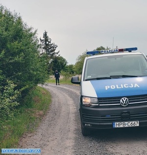 radiowóz stojacy na polnej drodze