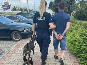 patrol policjantek z psem służbowym