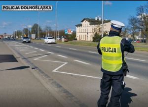 policjanci podczas akcji mierzenia prędkości na drogach