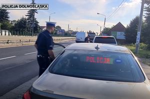 policjanci podczas akcji mierzenia prędkości na drogach