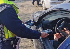 policjanci podczas akcji mierzenia prędkości na drogach