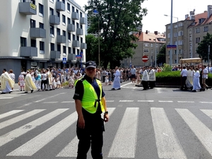 policjanci podczas zadań pełniący służbę przy procesjach z okazji Bożego Ciała