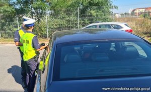 alkomat trzymany w ręku przez policjanta podczas kontroli drogowej