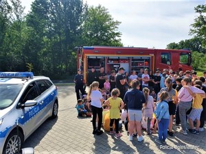 Spotkanie dzieci z z policjantami i strażakami