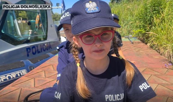 Dzieci w strojach policjantów opowiadaja o bezpieczeństwie nad wodą