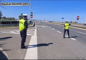 Policjanci podczas zatrzymywania pojazdu do kontroli drogowej