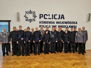 ślubowanie nowo przyjętych policjantów w sali w budynku KWP we Wrocławiu