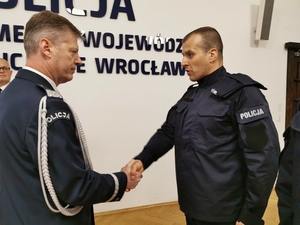ślubowanie nowo przyjętych policjantów w sali w budynku KWP we Wrocławiu