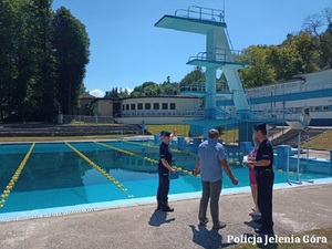 Policjanci podczas kontroli basenu
