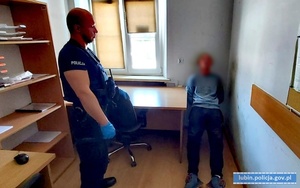 zatrzymany siedzący mężczyzna w budynku Komendy Powiatowej Policji