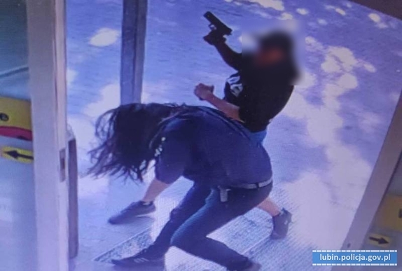 Zdjęcia przedstawiają zdarzenie, podczas którego mężczyzna grozi pracownikowi ochrony. Na kolejnym zdjęciu zatrzymany mężczyzna siedzi na krześle, a na kolejnej fotografii widoczny jest pistolet pneumatyczny, którego użył mężczyzna.