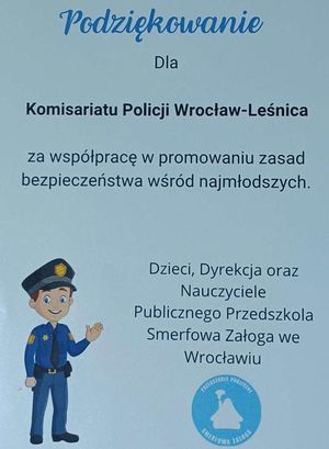 Zdjęcia przedstawiają policjantów oraz grupę dzieci, a także radiowóz.