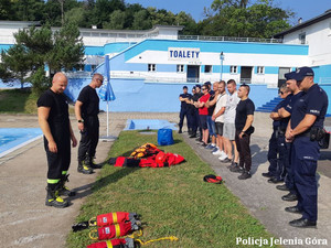 wspólne ćwiczenia policjantów z ratownikami na basenie