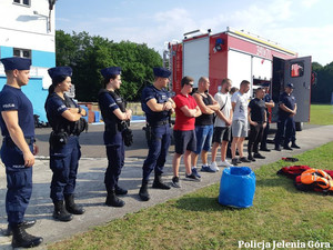 wspólne ćwiczenia policjantów z ratownikami na basenie