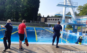 wspólne ćwiczenia policjantów z ratownikami na basenie