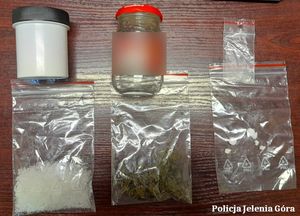 Na zdjęciu znajduje się część z zabezpieczonych narkotyków, w tym biały proszek, susz roślinny oraz tabletki