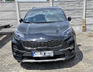 Zdjęcia przedstawiają odzyskany samochód