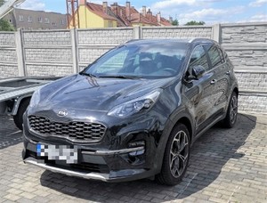 Zdjęcia przedstawiają odzyskany samochód