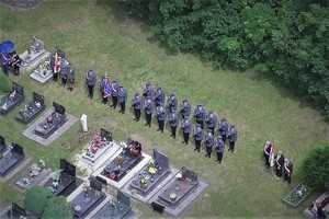 Zdjęcia przedstawiają policjantów podczas uroczystości na cmentarzu