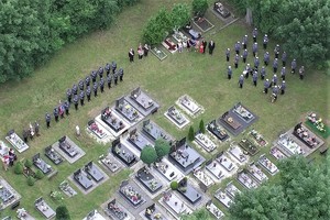 Zdjęcia przedstawiają policjantów podczas uroczystości na cmentarzu