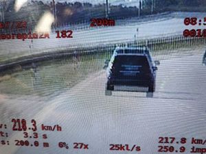 Kadr z nagrania wideorejestratora, na którym widać pojazd oraz prędkość z którą się porusza