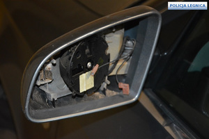 Zdjęcia przedstawiają uszkodzone okna oraz elementy samochodów