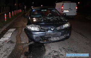 zdjęcie przedstawia uszkodzony samochód po zdarzeniu drogowym