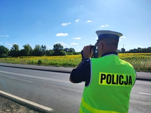 Policjant dokonuje pomiaru prędkości