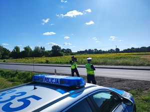 Policjanci dokonują pomiaru prędkości