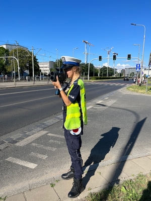 Policjantka dokonuje pomiaru prędkości