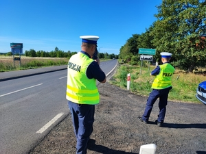 Policjanci dokonują pomiaru prędkości