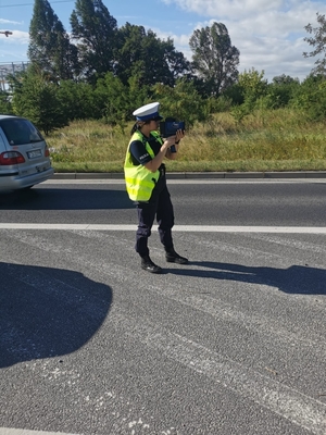 Policjantka dokonuje pomiaru prędkości