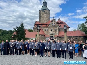 Policjanci pozują do zdjęcia podczas uroczystości z okazji Święta Policji