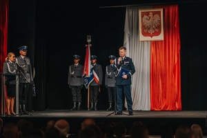 Komendant Wojewódzki Policji we Wrocławiu przemawia na uroczystościach z okazji Święta Policji