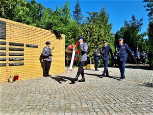Komendant Wojewódzki Policji we Wrocławiu podczas składania wieńca na cmentarzu