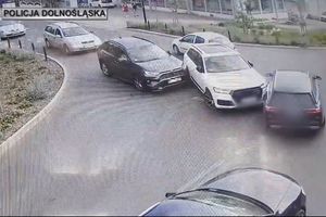 Kadr z nagrania monitoringu pokazujący zdarzenie drogowe