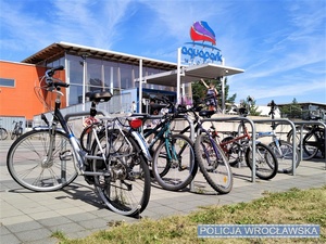 rowery stojace koło Wrocławskiego Aquaparku
