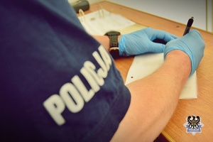 czynności policyjne z zatrzymanym mężczyzną