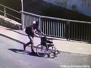 mężczyzna kradnący wózek inwalidzki