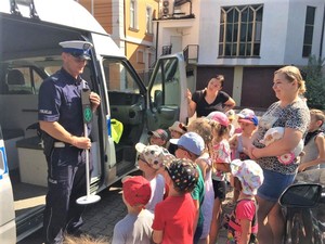 Zdjęcia przedstawiają policjanta oraz dzieci uczestniczące w prelekcji