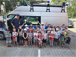 Zdjęcia przedstawiają policjanta oraz dzieci uczestniczące w prelekcji