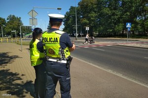 policjanci pilnujący okolic przejść dla pieszych