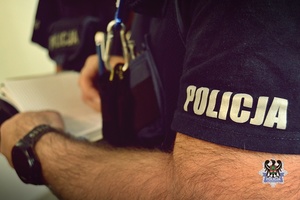 ręka umundurowanego policjanta